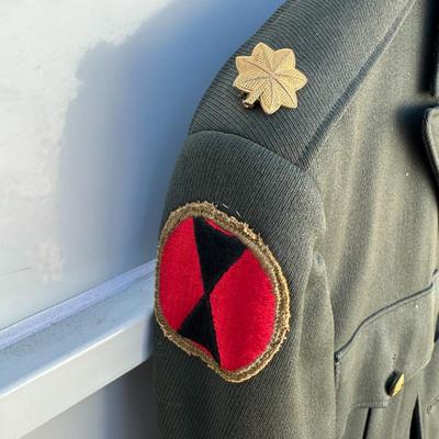 VINTAGE U.S. ARMY CLASS A ARMY GREEN SERVICE UNIFORM WITH PINS AMD PATCHES