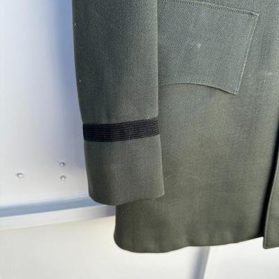 VINTAGE U.S. ARMY CLASS A ARMY GREEN SERVICE UNIFORM WITH PINS AMD PATCHES