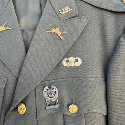 VINTAGE U.S. ARMY CLASS A ARMY GREEN SERVICE UNIFORM WITH PINS AMD PATCHES