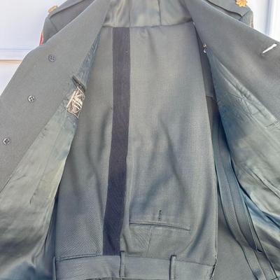 VINTAGE U.S. ARMY CLASS A ARMY GREEN SERVICE UNIFORM WITH PINS AMD PATCHES