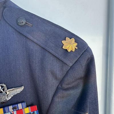 VINTAGE UNITED STATES AIR FORCE SERVICE DRESS UNIFORM COAT WITH RIBBON RACK
