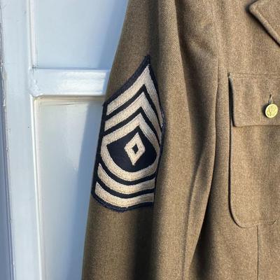 VINTAGE UNITED STATES ARMY UNIFORM JACKET WITH RIBBON RACK