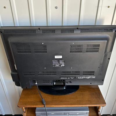 DYNEX 32” LED TV, MAGNAVOX DVD/VHS COMBO PLAYER AND A STAND