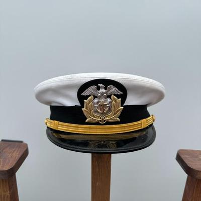 UNITED STATES NAVY OFFICERS WHITE VISOR CAP