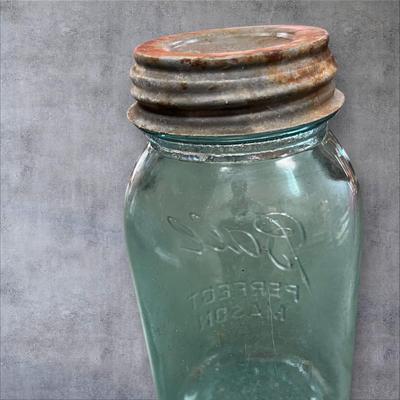 Sale Photo Thumbnail #1027: Vintage Blue Ball round Qt Mason Jar #8 with zinc Lid