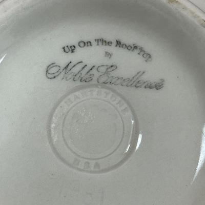 Sale Photo Thumbnail #1094: Hartstone Pottery Up On The Roof Top Bowl by Noble Excellence  Made in the USA.
9.25" wide   4.5" Tall