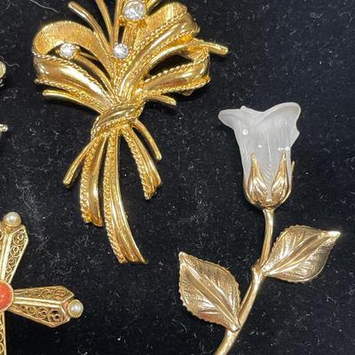 4 gold tone brooches