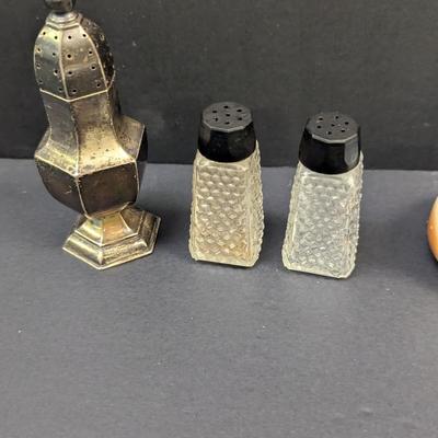 Sale Photo Thumbnail #1387: Antique Salt & Pepper Shakers