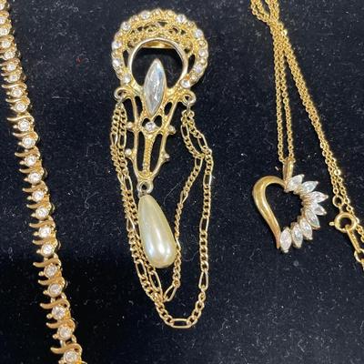 Sparkling in gold tone