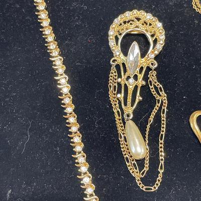 Sparkling in gold tone