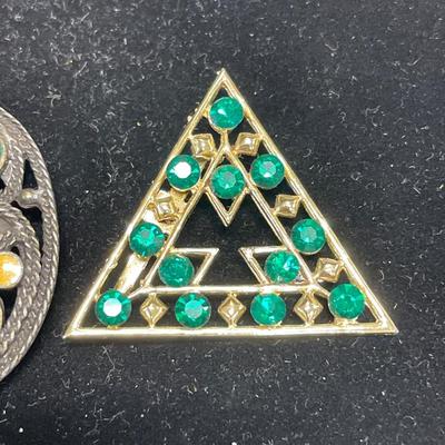 4 vintage brooches