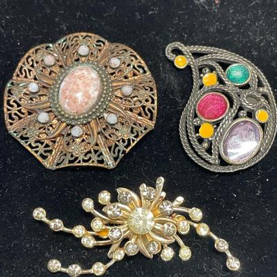 4 vintage brooches