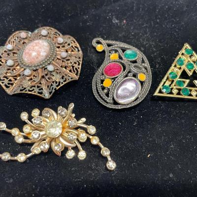 4 vintage brooches