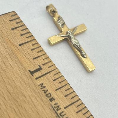 LOT 1: 14K Yello Gold Crucifix/Cross Pendant - 1.1 Grams