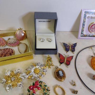 Collection of Fashion Jewelry- Necklaces, Bracelets, Earrings, etc. (#81)