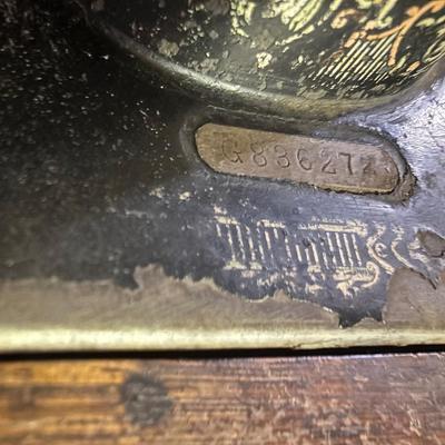 Vintage Singer Sewing Machine in Cabinet