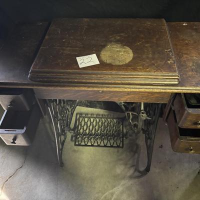 Vintage Singer Sewing Machine in Cabinet