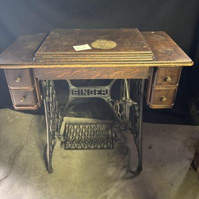 Vintage Singer Sewing Machine in Cabinet