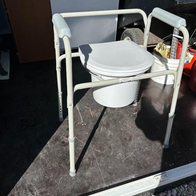 BEDSIDE POTTY