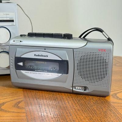 LOT 158B: Emerson AM/FM Stereo Reciever/Stereo Cassette Recorder Model MM 800 w/ Speakers Model System I