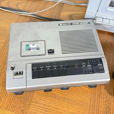 LOT 158B: Emerson AM/FM Stereo Reciever/Stereo Cassette Recorder Model MM 800 w/ Speakers Model System I
