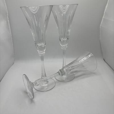 LOT 252 Signed Oscar de la Renta Champagne Glasses, I. Godinger & Co Primavera Canapés Plates, Waterford Crystal Paperweight & More