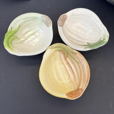 LOT 262: Hoffritz Stainless Steel Bowl, Pig Trivets, Corn on the Cob Dishes, Pig Corn Holders, Rae & Dunn Storage Jar,...