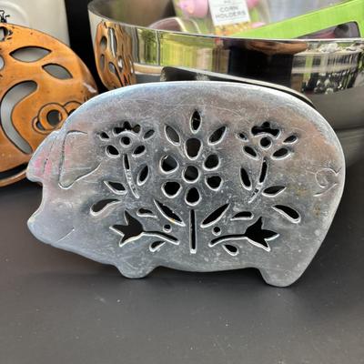 LOT 262: Hoffritz Stainless Steel Bowl, Pig Trivets, Corn on the Cob Dishes, Pig Corn Holders, Rae & Dunn Storage Jar,...