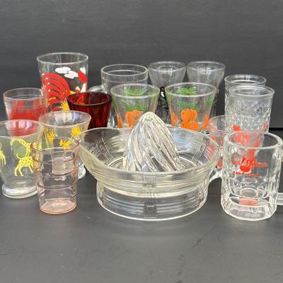 LOT 264: Vintage Hazel Atlas Juicer/Reamer & Juice Glasses: Twin Kiss, Rabbit, Giraffe, Roosters, Oranges