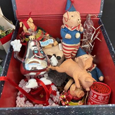 LOT 269: Holiday Ornaments Decor & More
