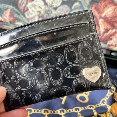 Lot 141 Assortment of bags