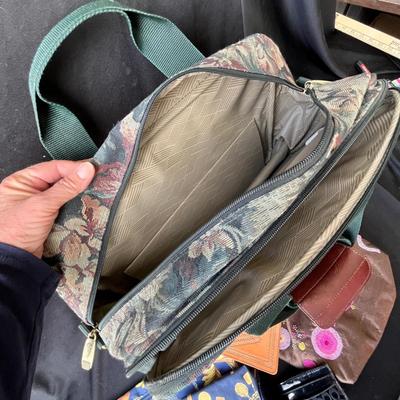 Lot 141 Assortment of bags