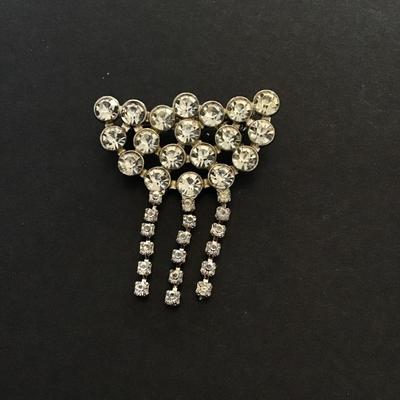 Sale Photo Thumbnail #120: Very nice vintage Silvertone clear rhinestone brooch. Please see attached photos.