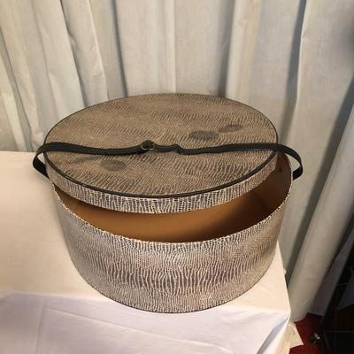 Sale Photo Thumbnail #43: Large hat box with lid and handle