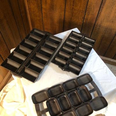 Sale Photo Thumbnail #77: Cast-iron cornbread and bread molds