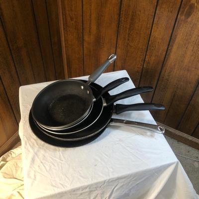 Sale Photo Thumbnail #78: Various sizes and brands of frying pans