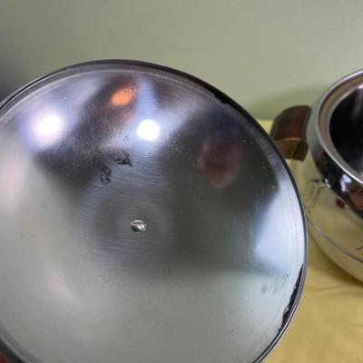 Penguin Hot and Cold Server with a lid 