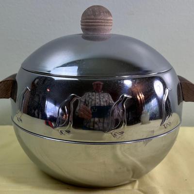 Penguin Hot and Cold Server with a lid 