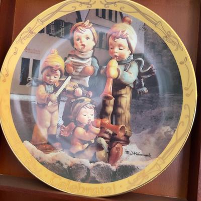 3 M J HUMMEL Collector Plates with wood Display Wall Case