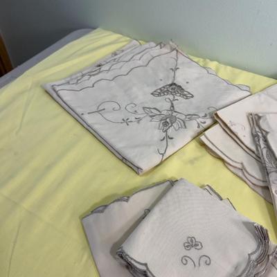 Linen Table Clothes and Napkins, Taupe