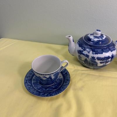 Blue Transferware Tea Pot and Cup/Saucers