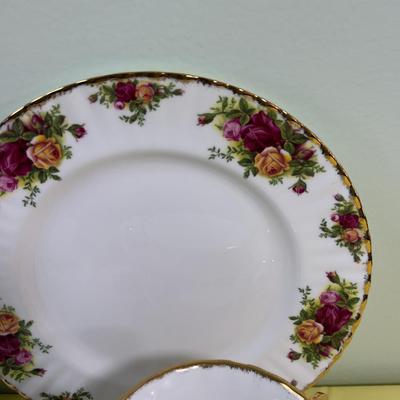Set of China Royal Albert, Pattern: OLD COUNTRY ROSES 