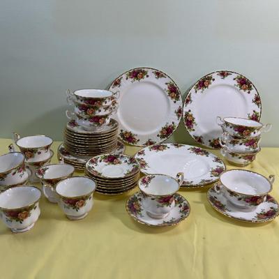 Set of China Royal Albert, Pattern: OLD COUNTRY ROSES 