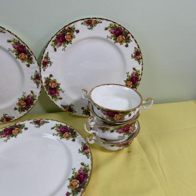 Set of China Royal Albert, Pattern: OLD COUNTRY ROSES 