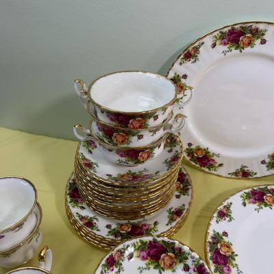 Set of China Royal Albert, Pattern: OLD COUNTRY ROSES 