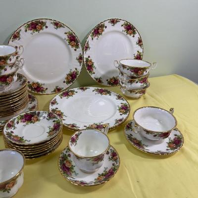 Set of China Royal Albert, Pattern: OLD COUNTRY ROSES 