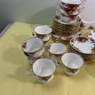 Set of China Royal Albert, Pattern: OLD COUNTRY ROSES 