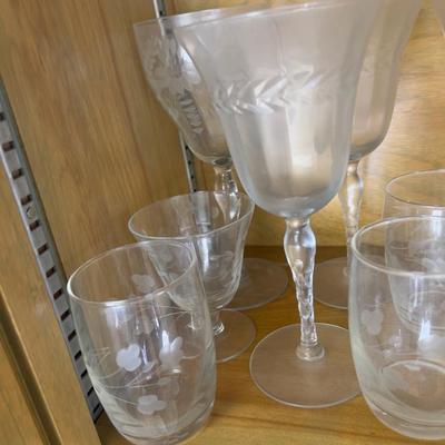 Mixed Lot of Glasses and Etched Glasses. 