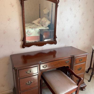 Mahogany Dressing Table with Mirror and Stool Bring Help to Move