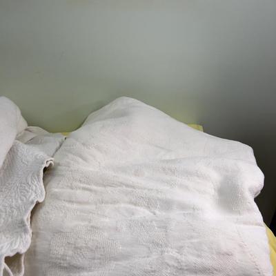 Queen 3 Bed Spreads and 2 Shams  WHITE Lot 